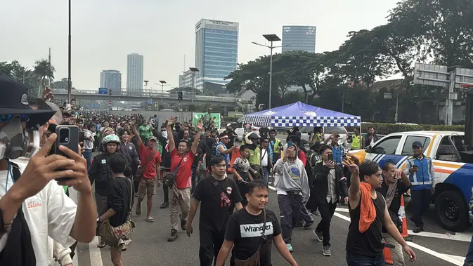 Massa Berunjuk Rasa di Depan DPR, Tuntut Transparansi Kebijakan