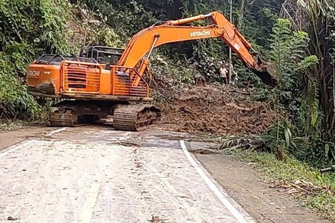 Longsor Putus Jalan Nasional Tapan-Batas Jambi, Empat Titik Dibersihkan