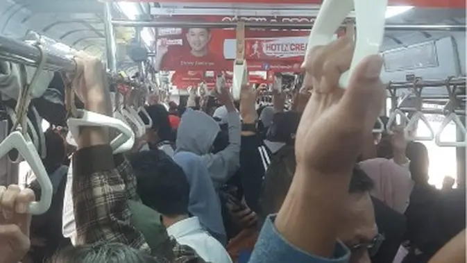KRL Bogor–Jakarta Kota Alami Gangguan, Penumpang Padat di Dalam Gerbong