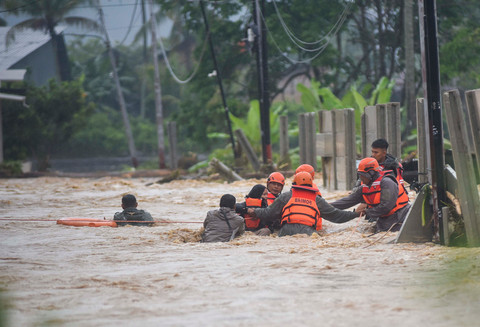 Banjir Bandang Terjang Padang, Brimob Polda Sumbar Evakuasi Warga