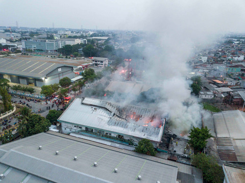 Gudang Sembako Rajawali Nusindo Pulogadung Hangus Terbakar