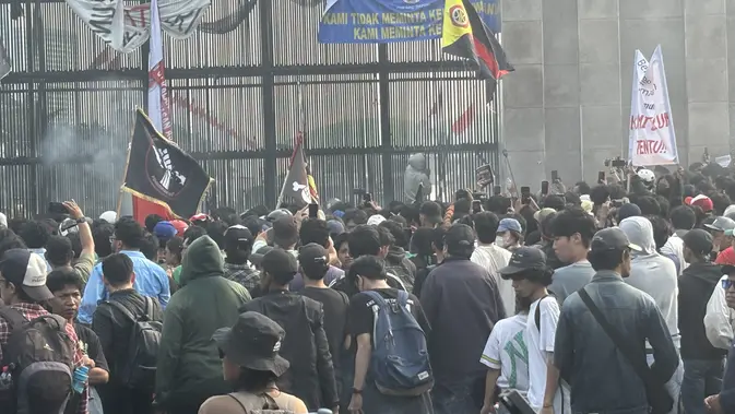 Aksi Mahasiswa di Depan DPR Ricuh, Pagar Rusak dan Ban Dibakar