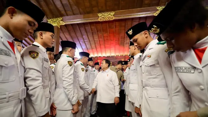 Presiden Prabowo Bertemu Petugas HUT ke-81 RI di Hambalang