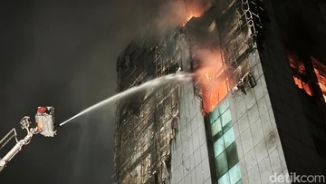 Kebakaran Gedung Bapenda DKI di Gambir, 100 Personel Damkar Dikerahkan