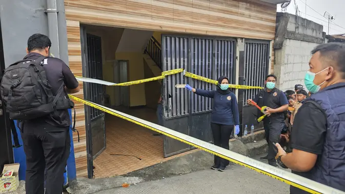 Garis Polisi Terpasang di Rumah Kontrakan Pelaku Mutilasi di Depok