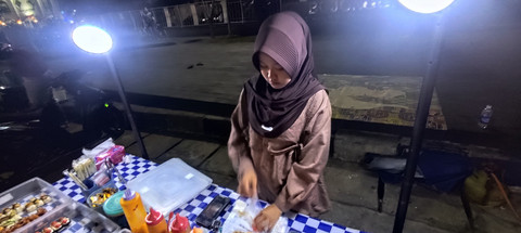 Ibu Muda Tunawicara di Bojonggede Menopang Keluarga Lewat Lapak Sushi