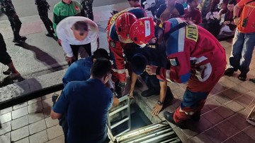 Petugas Damkar Evakuasi Ponsel Warga di Bundaran HI