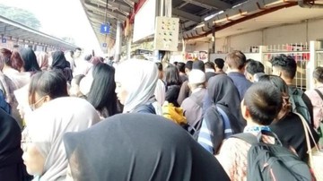 Kecelakaan di Tebet Ganggu Perjalanan KRL, Penumpang Pindah Peron