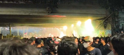 Kerumunan Hambat Perjalanan KRL Palmerah-Tanah Abang