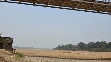 Debit Air Sungai Barito Menyusut Drastis, Transportasi Sungai Kalteng Terancam Lumpuh