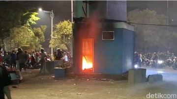 Kerusuhan Malam di Slipi, Pos Polisi Dibakar Massa