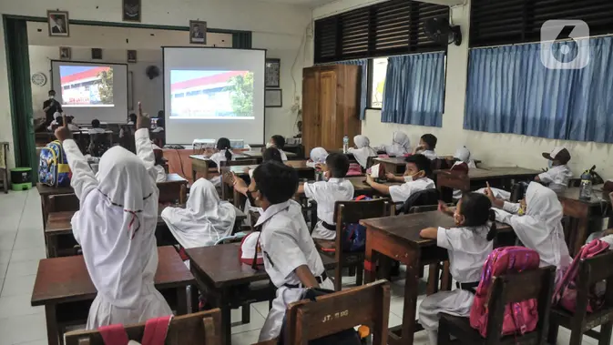 Hari Pertama Sekolah di Jakarta Timur Berlangsung Antusias