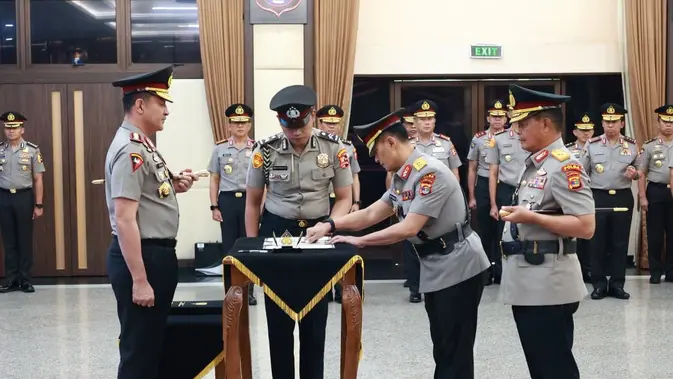 Kapolri Pimpin Sertijab Kakorlantas dan Tiga Kapolda di Mabes Polri