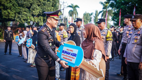 Kapolres Bogor Serahkan 21 Unit Rumah Layak Huni pada Peringatan HUT RI