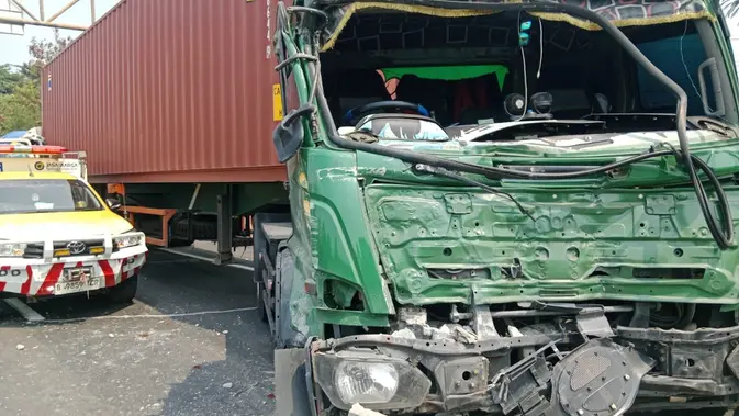 Enam Kendaraan Terlibat Kecelakaan Beruntun di Tol JORR Arah Cakung