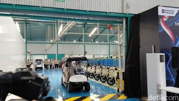 Prabowo Tinjau Produksi Motor Listrik Nasional di Cikarang