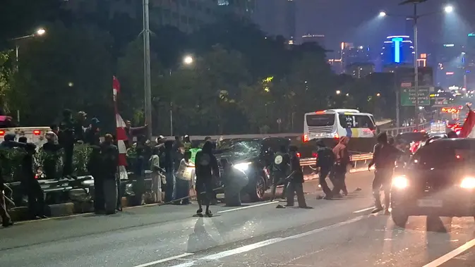 Massa Aksi Masuk Tol, Kendaraan Diduga Milik Pejabat Dilempari Batu
