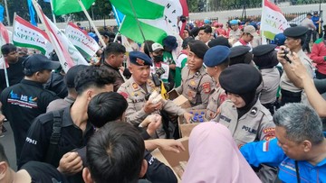 Polda Metro Jaya Terapkan Pendekatan Humanis Bagikan Konsumsi Massa Aksi DPR