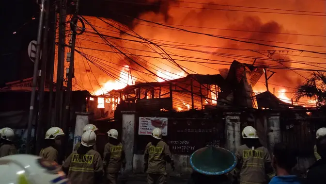 Kebakaran Kebayoran Lama Hanguskan Dua Bangunan, Api Berasal dari Kontrakan