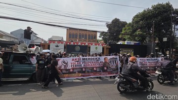 Ratusan Massa Desak Hakim Tolak Praperadilan Febrie Adriansyah di PN Jaksel