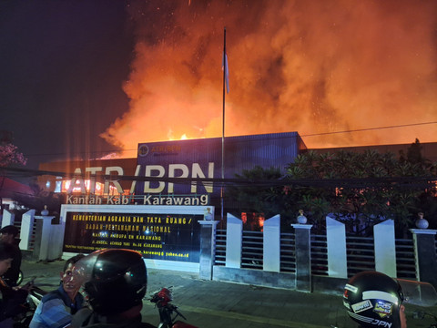 Gedung ATR/BPN Karawang Terbakar, Lima Unit Damkar Dikerahkan