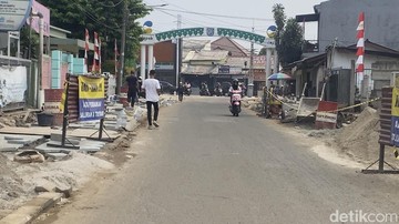 Trotoar Jalan Pemuda Depok Diprotes Warga, Jalan Utama Makin Sempit