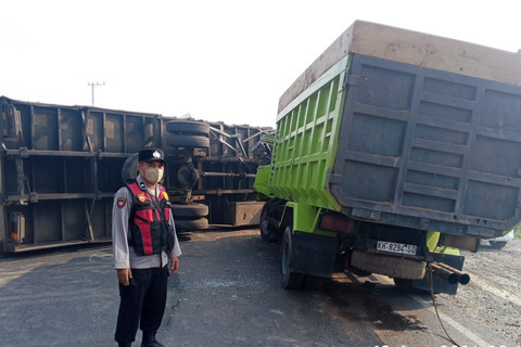 Jarak Pandang Terbatas, Dua Truk Tabrakan Akibat Kabut Asap di Banjar