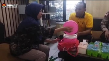 Nenek Korban Penipuan Bawa Oblang ke Polsek Cileungsi