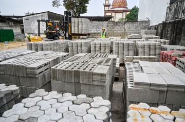 Ekonomi Sirkular: Sampah Plastik Jakarta Diolah Menjadi Paving Blok