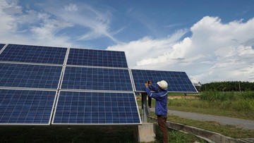 Membedah Target PLTS 100 GWp dan Tantangan Sistem Kelistrikan RI