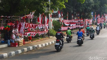 Geliat Ekonomi Musiman HUT RI: Berkah Pedagang Pernak-pernik di Pasar Minggu
