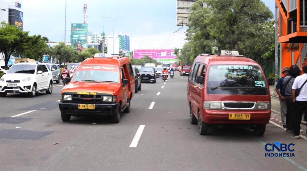 Tak Pakai Mobil Dinas, Pejabat Kementerian Ini Naik Angkot di Hari Libur