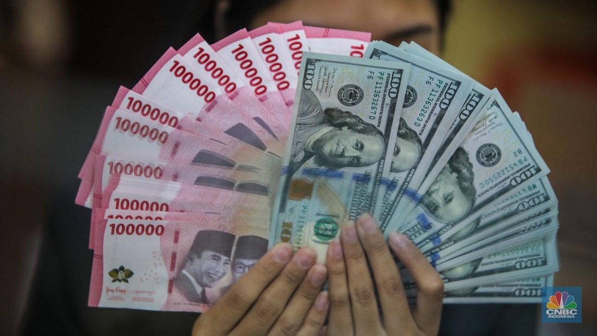 Rupiah Sentuh Rp18.000 Pasca Pengunduran Diri Perry Warjiyo
