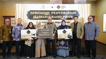 Bank Mega Syariah Serahkan Voucher Haji Khusus Rp245 Juta ke Nasabah