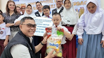 Peringatan HAN 2026, Bulog Serahkan 500 Paket Beras untuk Siswa Penyandang Disabilitas
