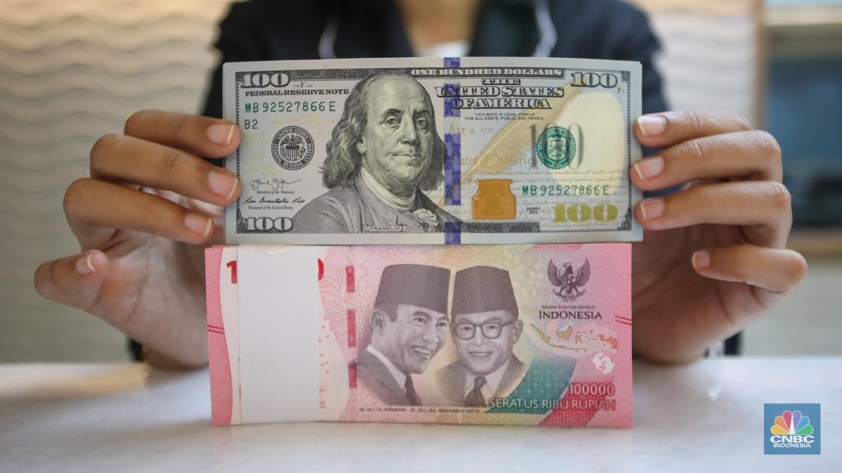 Rupiah Melemah ke Rp17.705, Dolar AS Menguat di Penutupan