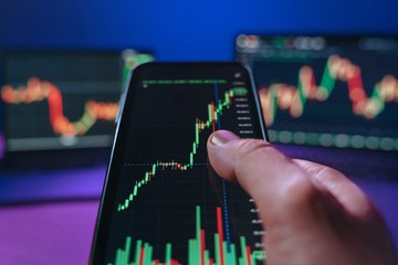 IHSG Melemah, CTRA dan OKAS Ekspansi, HAJJ Fokus Margin