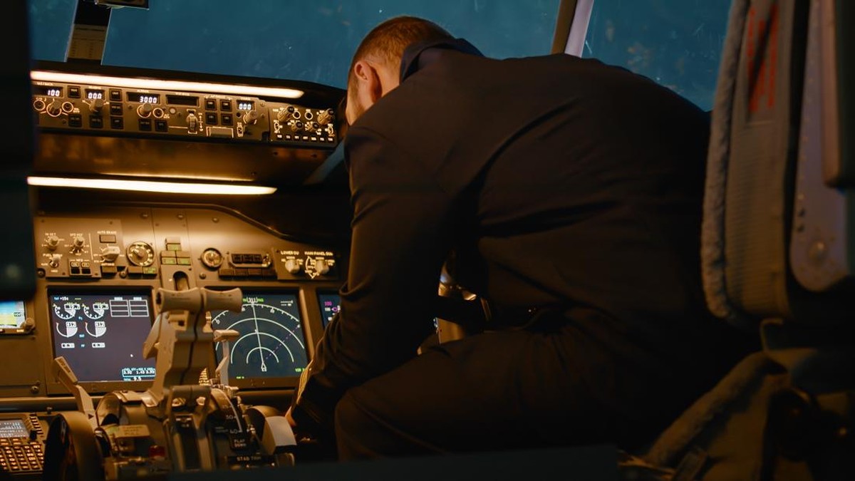 Analisis Risiko Pembajakan Boeing 727: Implikasi Finansial dan Valuasi Saham Aviasi