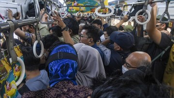 KRL Padat: Analisis Ekonomi di Balik 480 Penumpang per Gerbong