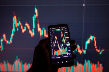 IHSG Tertekan, Kontrak Baru hingga Dividen Interim Warnai Lantai Bursa