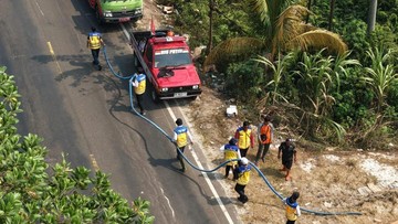 Kebakaran Hutan Kalbar: Kementerian PU Kirim Pompa dan Tangki Air