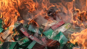 41 Juta Rokok Ilegal dan Miras Senilai Rp 62 Miliar Dimusnahkan