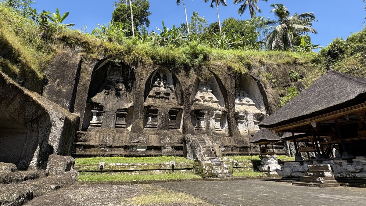 Ziarah Konglomerat ke Gunung Kawi dan Berkah Ekonomi Wisata Religi