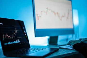 Koreksi IHSG di Tengah Laba MDKA dan Ekspansi Emas ANTM