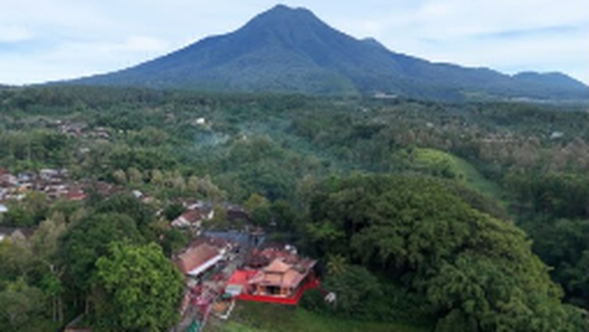 Ziarah Gunung Kawi dan Sukses Konglomerat: Analisis Dua Sisi