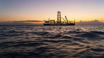 Harga Minyak Mentah Dunia Fluktuatif, Pasokan Terganggu Tekan Pasar Energi