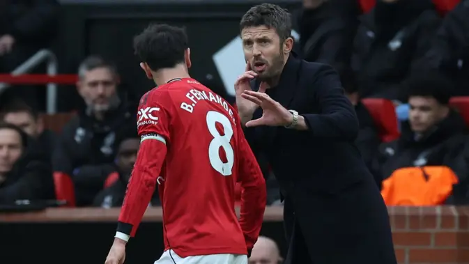 Carrick Berdiskusi dengan Bruno Fernandes Saat Derby Manchester
