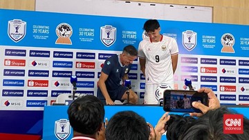Tinggi Badan Beda Drastis, Herdman Naik Kursi Demi Foto Sejajar dengan Baker