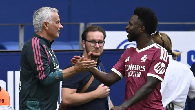 Mourinho dan Vinicius: Jabat Tangan Pramusim yang Mencuri Perhatian
