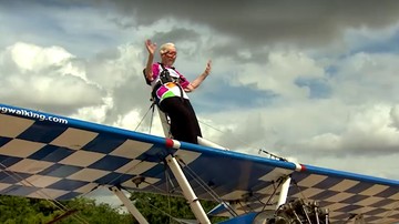 Betty Bromage Cetak Rekor Dunia Wing Walking di Usia 97 Tahun